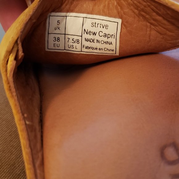 Strive 'Capri' leather toe-loop sandal in amber - size 38/7.5 - Picture 5 of 5